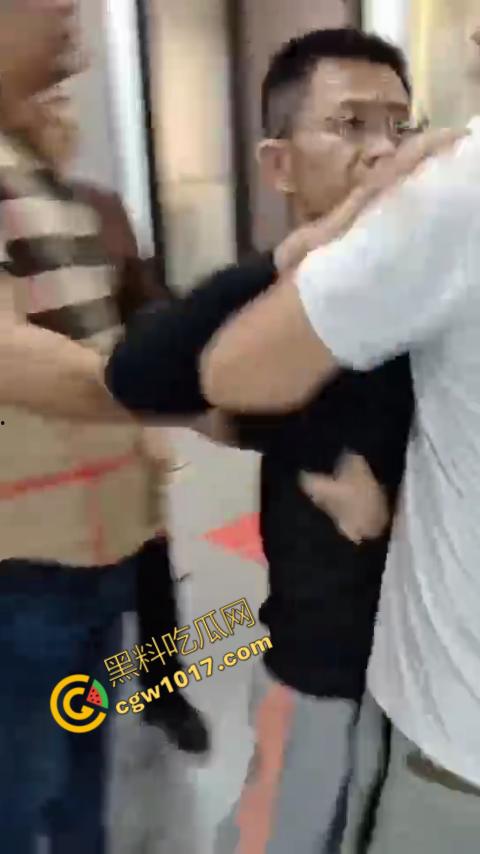 苏州古玩市场无影手被逮：小偷偷币被抓现行，热闹会场瞬间戾气四溢  第7张