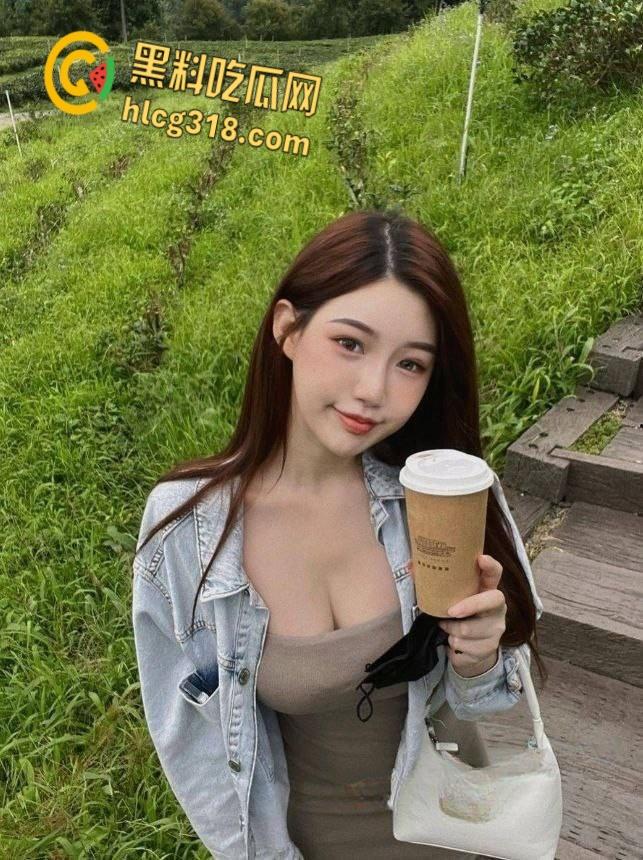 台湾巨乳学生妹，主动脱下内裤深情口交，女上位迷情性爱，奶子随着动作摇摇晃晃！  第3张