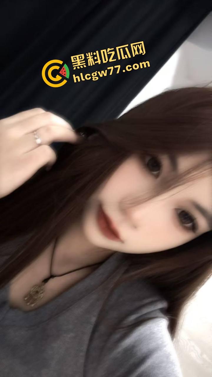 安徽巨乳女秘书『高燕』装纯办公室自慰被同事抓现行，轮着干逼射爆脸，脸上的精液像糊墙！  第1张