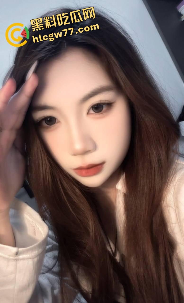 安徽巨乳女秘书『高燕』装纯办公室自慰被同事抓现行，轮着干逼射爆脸，脸上的精液像糊墙！  第2张