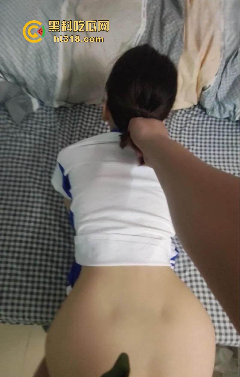 海角乱伦大神【我有个萝莉小表妹】最新力作！表妹深圳校服诱惑，被各种姿势花式打桩爆操，激情满满！  第4张