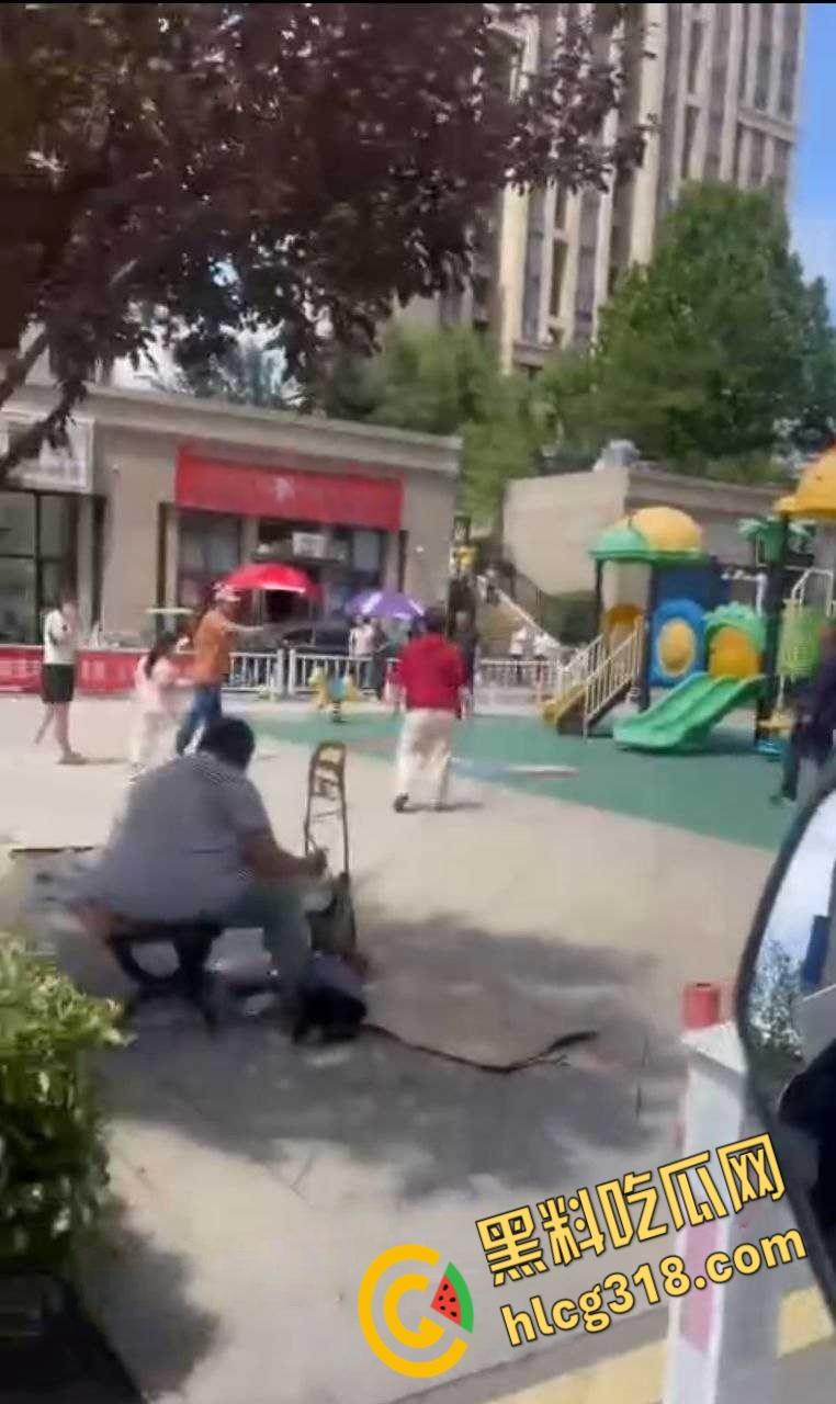 公园小伙子和大爷之间的激战，小伙打不到大爷直接躺地上，大爷一挑三打趴小伙引全场狂笑 ！  第1张