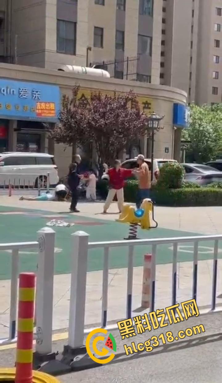 公园小伙子和大爷之间的激战，小伙打不到大爷直接躺地上，大爷一挑三打趴小伙引全场狂笑 ！  第2张