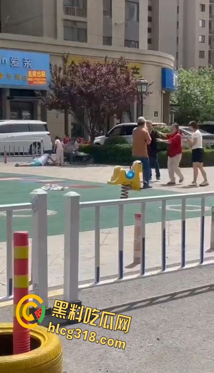 公园小伙子和大爷之间的激战，小伙打不到大爷直接躺地上，大爷一挑三打趴小伙引全场狂笑 ！  第3张