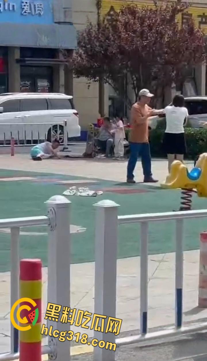 公园小伙子和大爷之间的激战，小伙打不到大爷直接躺地上，大爷一挑三打趴小伙引全场狂笑 ！  第5张