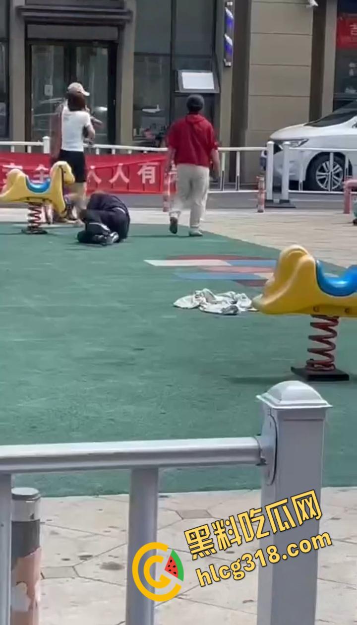 公园小伙子和大爷之间的激战，小伙打不到大爷直接躺地上，大爷一挑三打趴小伙引全场狂笑 ！  第6张