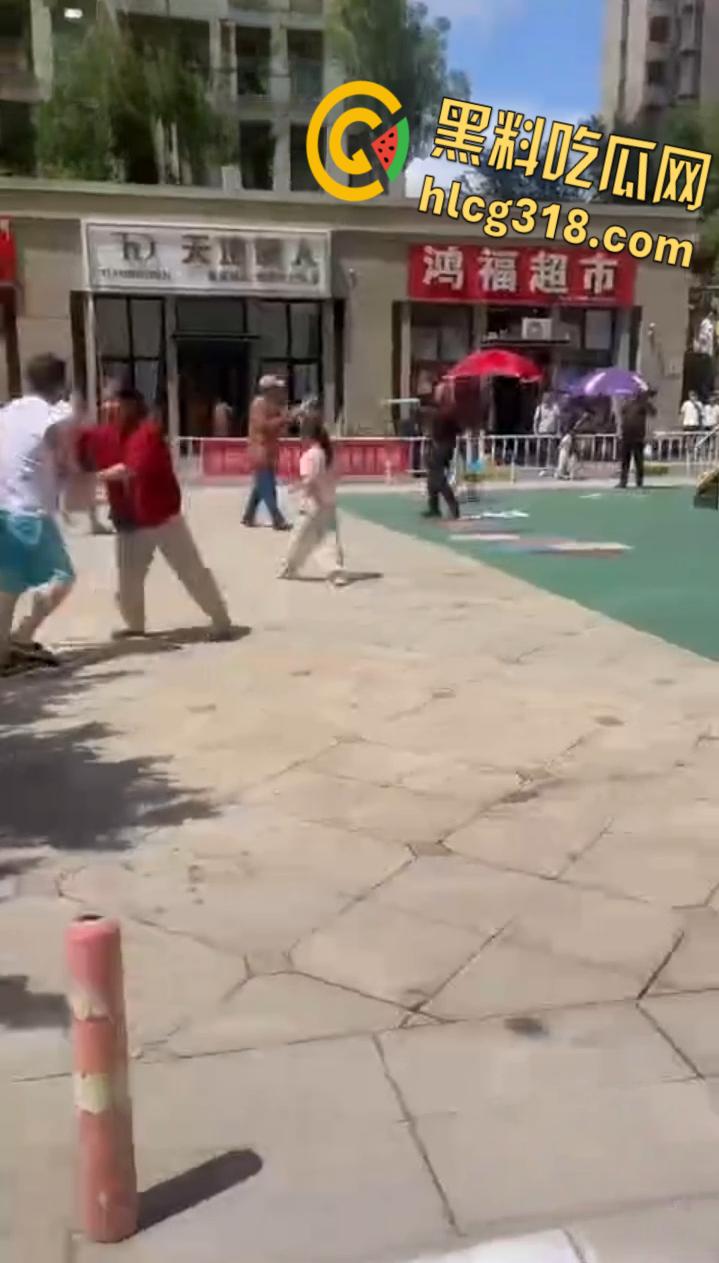 公园小伙子和大爷之间的激战，小伙打不到大爷直接躺地上，大爷一挑三打趴小伙引全场狂笑 ！  第7张