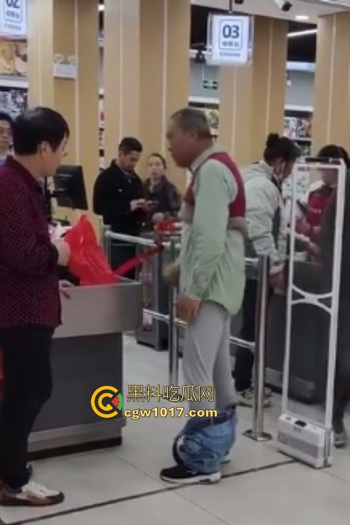 河北超市机器响工作人员逼老人脱光自证清白，还要搜身，这太过分了，大爷说“骗我脱完就不管了”？  第2张