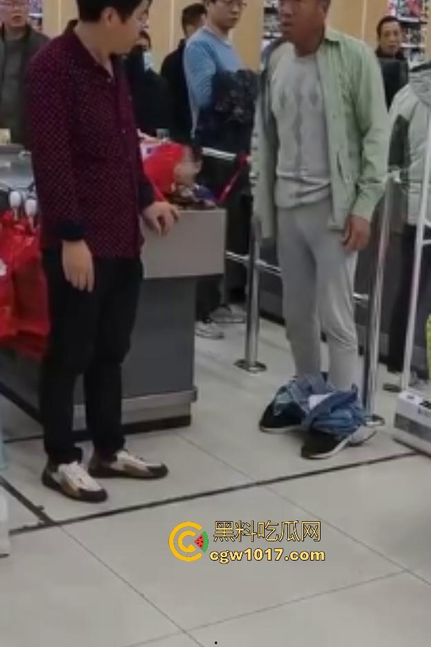 河北超市机器响工作人员逼老人脱光自证清白，还要搜身，这太过分了，大爷说“骗我脱完就不管了”？  第5张
