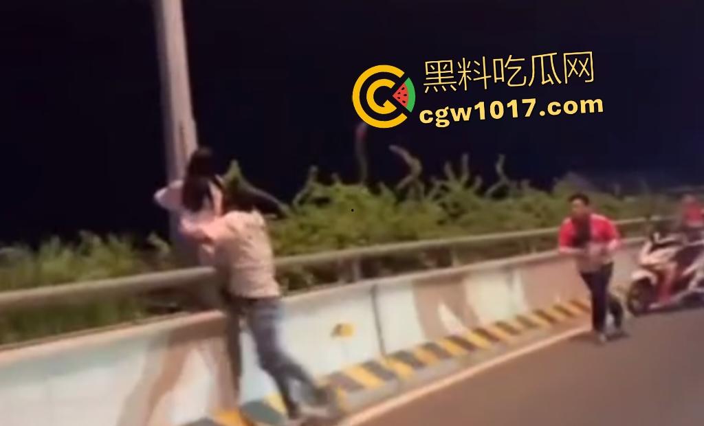 中国猪仔女在柬埔寨爬杆求救被抓,哭喊绑架救命实为诈骗园区逃奴,警方押回园区续命,活该,谁让你诈骗! 第1张 中国猪仔女在柬埔寨爬杆求救被抓,哭喊绑架救命实为诈骗园区逃奴,警方押回园区续命,活该,谁让你诈骗! 第1张