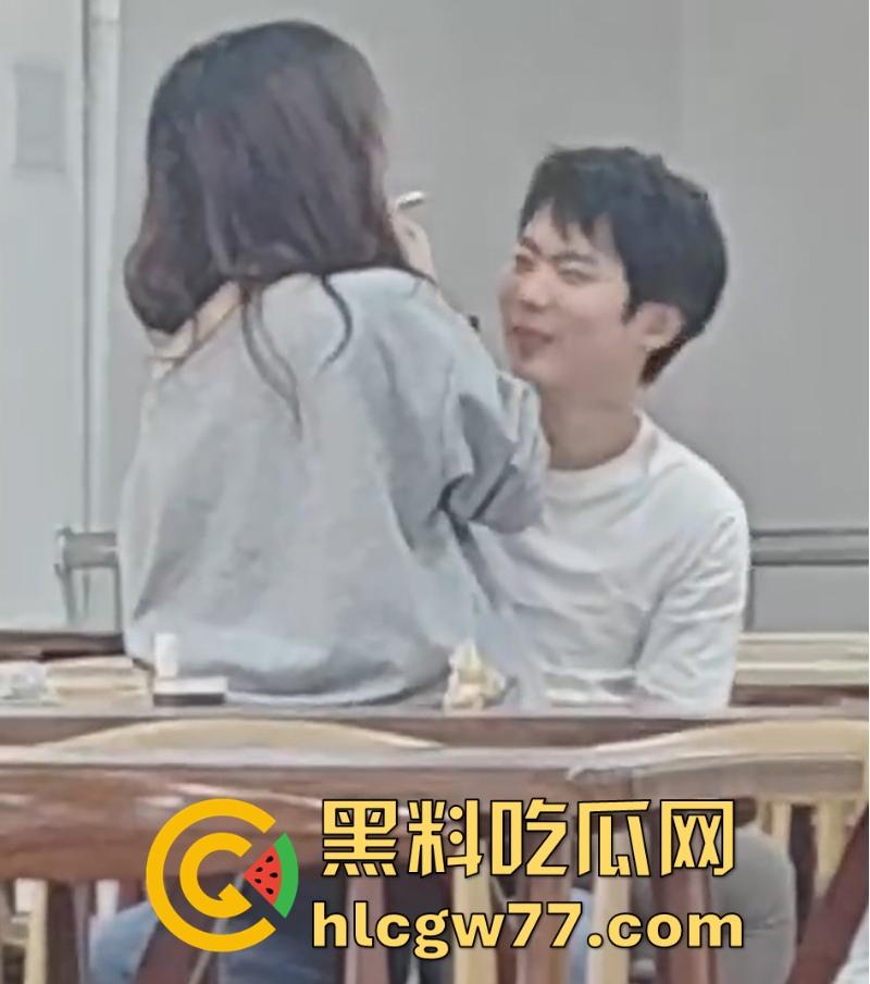 大学食堂情侣当场上演成人片 激情舌吻跪着给男友撸管 钻桌底含鸡巴 偷拍视频火遍全网! 第2张 大学食堂情侣当场上演成人片 激情舌吻跪着给男友撸管 钻桌底含鸡巴 偷拍视频火遍全网! 第2张