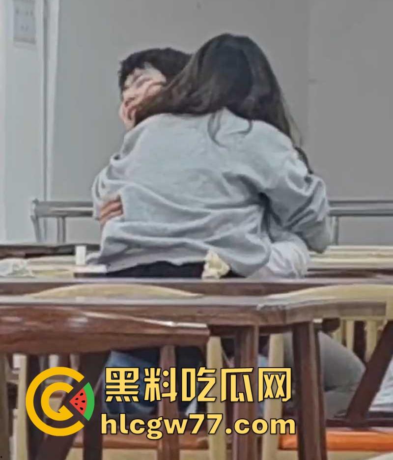 大学食堂情侣当场上演成人片 激情舌吻跪着给男友撸管 钻桌底含鸡巴 偷拍视频火遍全网! 第3张 大学食堂情侣当场上演成人片 激情舌吻跪着给男友撸管 钻桌底含鸡巴 偷拍视频火遍全网! 第3张