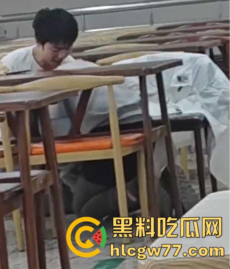 大学食堂情侣当场上演成人片 激情舌吻跪着给男友撸管 钻桌底含鸡巴 偷拍视频火遍全网! 第4张 大学食堂情侣当场上演成人片 激情舌吻跪着给男友撸管 钻桌底含鸡巴 偷拍视频火遍全网! 第4张
