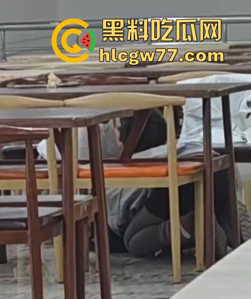 大学食堂情侣当场上演成人片 激情舌吻跪着给男友撸管 钻桌底含鸡巴 偷拍视频火遍全网! 第5张 大学食堂情侣当场上演成人片 激情舌吻跪着给男友撸管 钻桌底含鸡巴 偷拍视频火遍全网! 第5张