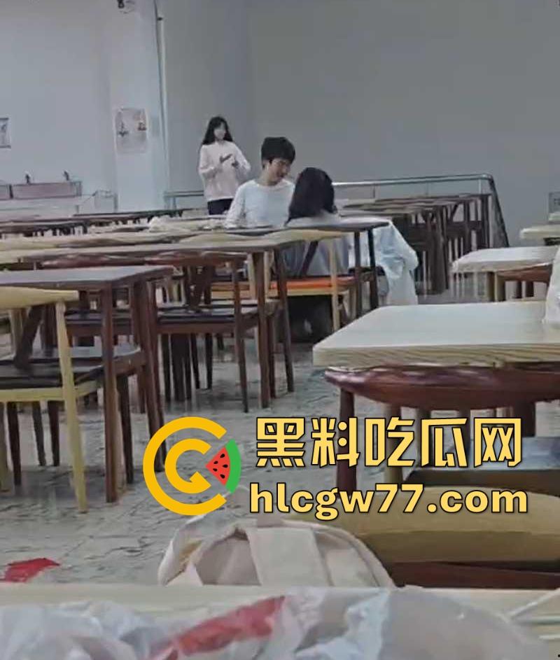 大学食堂情侣当场上演成人片 激情舌吻跪着给男友撸管 钻桌底含鸡巴 偷拍视频火遍全网! 第7张 大学食堂情侣当场上演成人片 激情舌吻跪着给男友撸管 钻桌底含鸡巴 偷拍视频火遍全网! 第7张