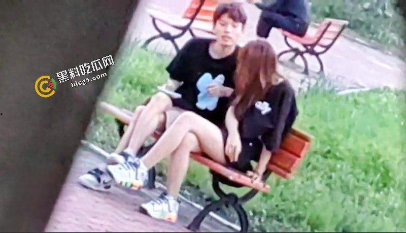 四川工商职业技术学院 小情侣饥渴难耐 在操场边腻歪 吸奶子 偷拍视频流出  第1张