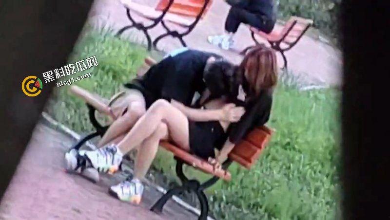 四川工商职业技术学院 小情侣饥渴难耐 在操场边腻歪 吸奶子 偷拍视频流出  第2张