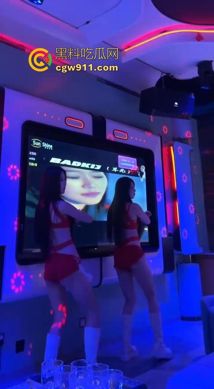 带你体验一下有钱人的包厢文化，极品模特大长腿，两杯酒下肚就开操，有钱真的可以为所欲为！  第1张