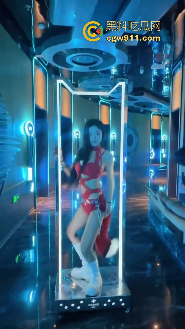 带你体验一下有钱人的包厢文化，极品模特大长腿，两杯酒下肚就开操，有钱真的可以为所欲为！  第3张