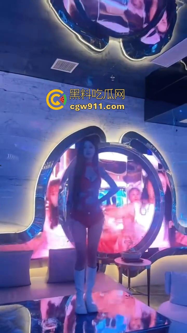 带你体验一下有钱人的包厢文化，极品模特大长腿，两杯酒下肚就开操，有钱真的可以为所欲为！  第4张