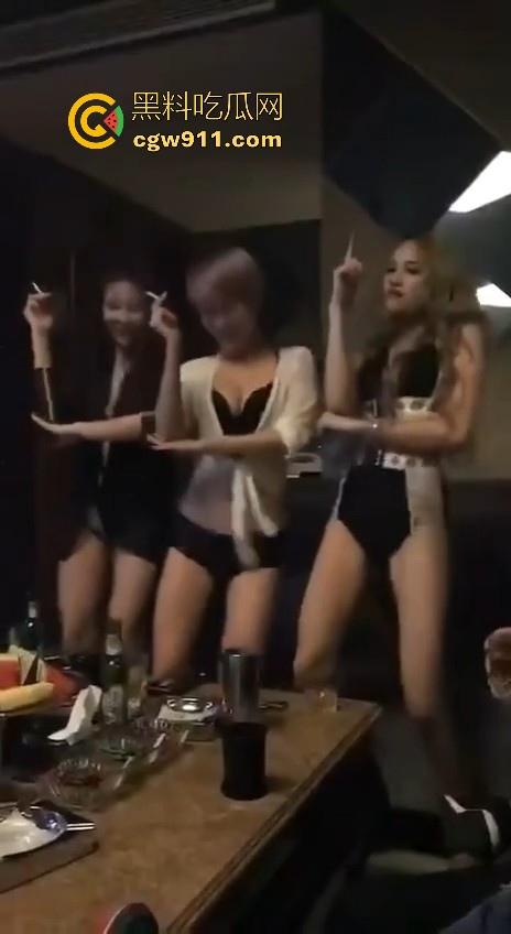 带你体验一下有钱人的包厢文化，极品模特大长腿，两杯酒下肚就开操，有钱真的可以为所欲为！  第6张