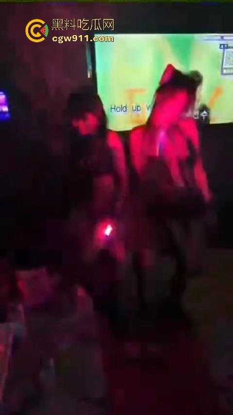 带你体验一下有钱人的包厢文化，极品模特大长腿，两杯酒下肚就开操，有钱真的可以为所欲为！  第8张