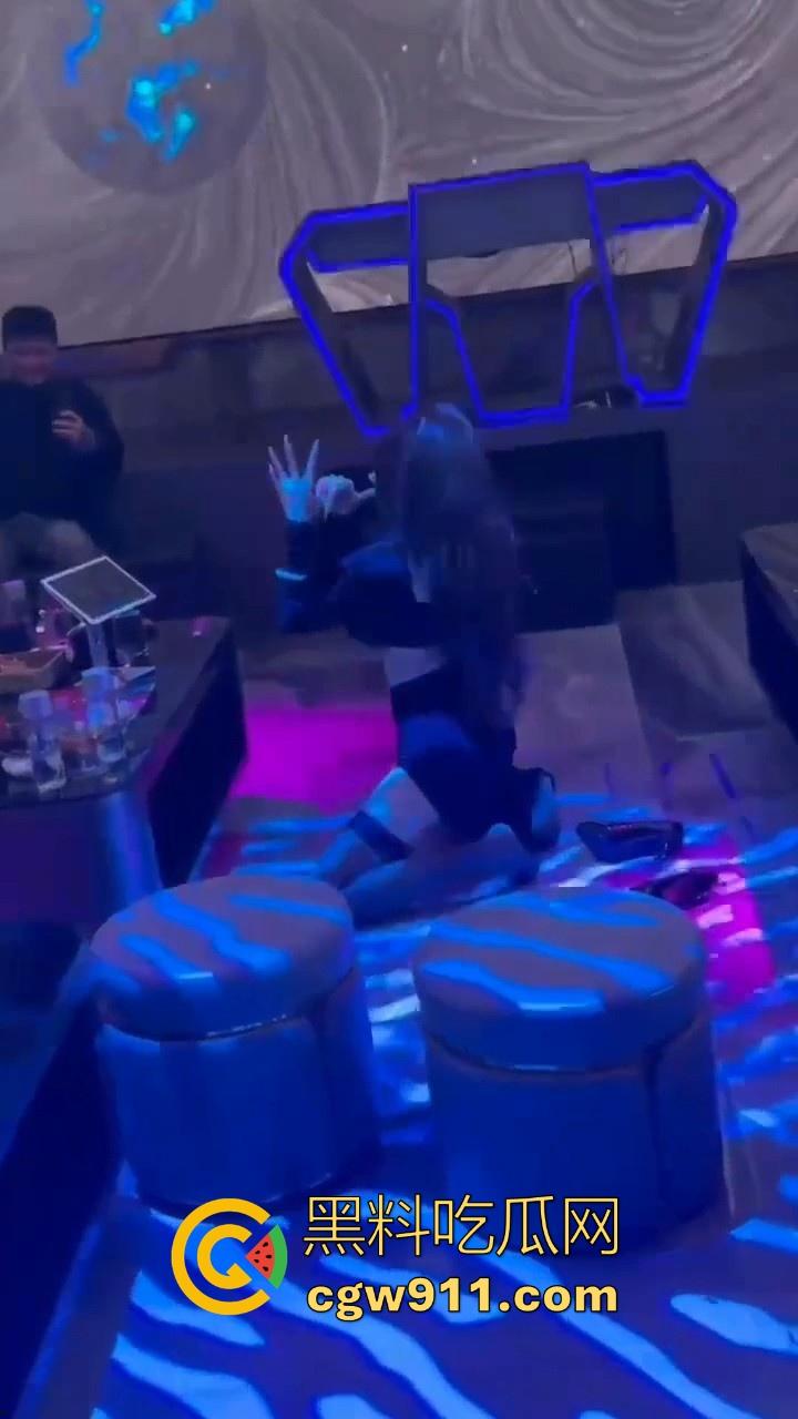 带你体验一下有钱人的包厢文化，极品模特大长腿，两杯酒下肚就开操，有钱真的可以为所欲为！  第10张