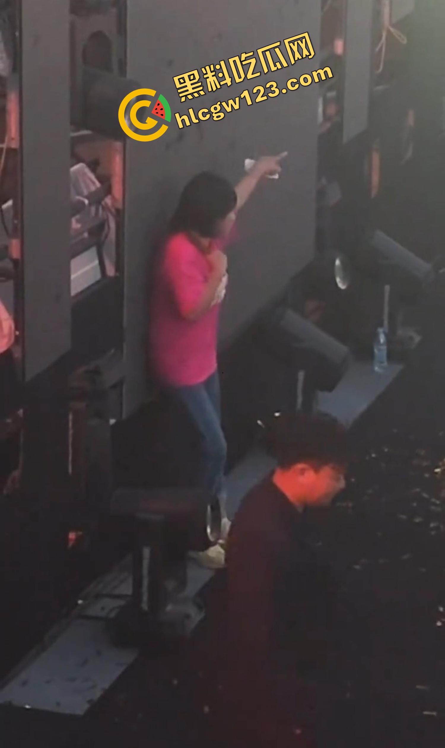 云南昆明网红活动一女子当场拿菜刀架脖子，围观上千人，全程直播，警察五人冲刺夺刀才救下！  第2张