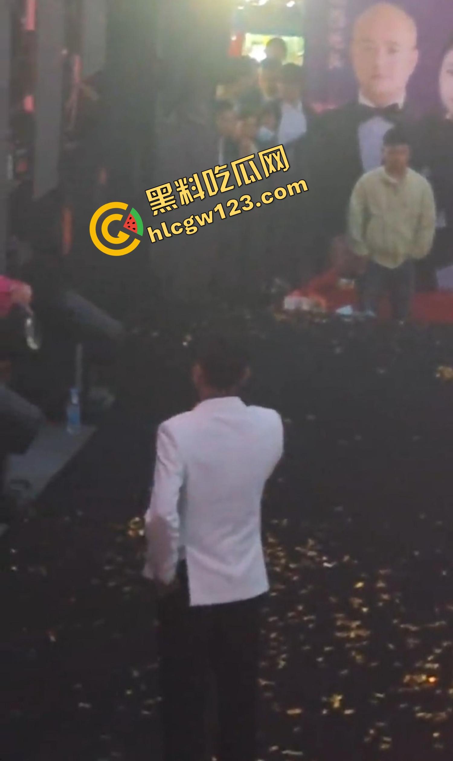 云南昆明网红活动一女子当场拿菜刀架脖子，围观上千人，全程直播，警察五人冲刺夺刀才救下！  第3张