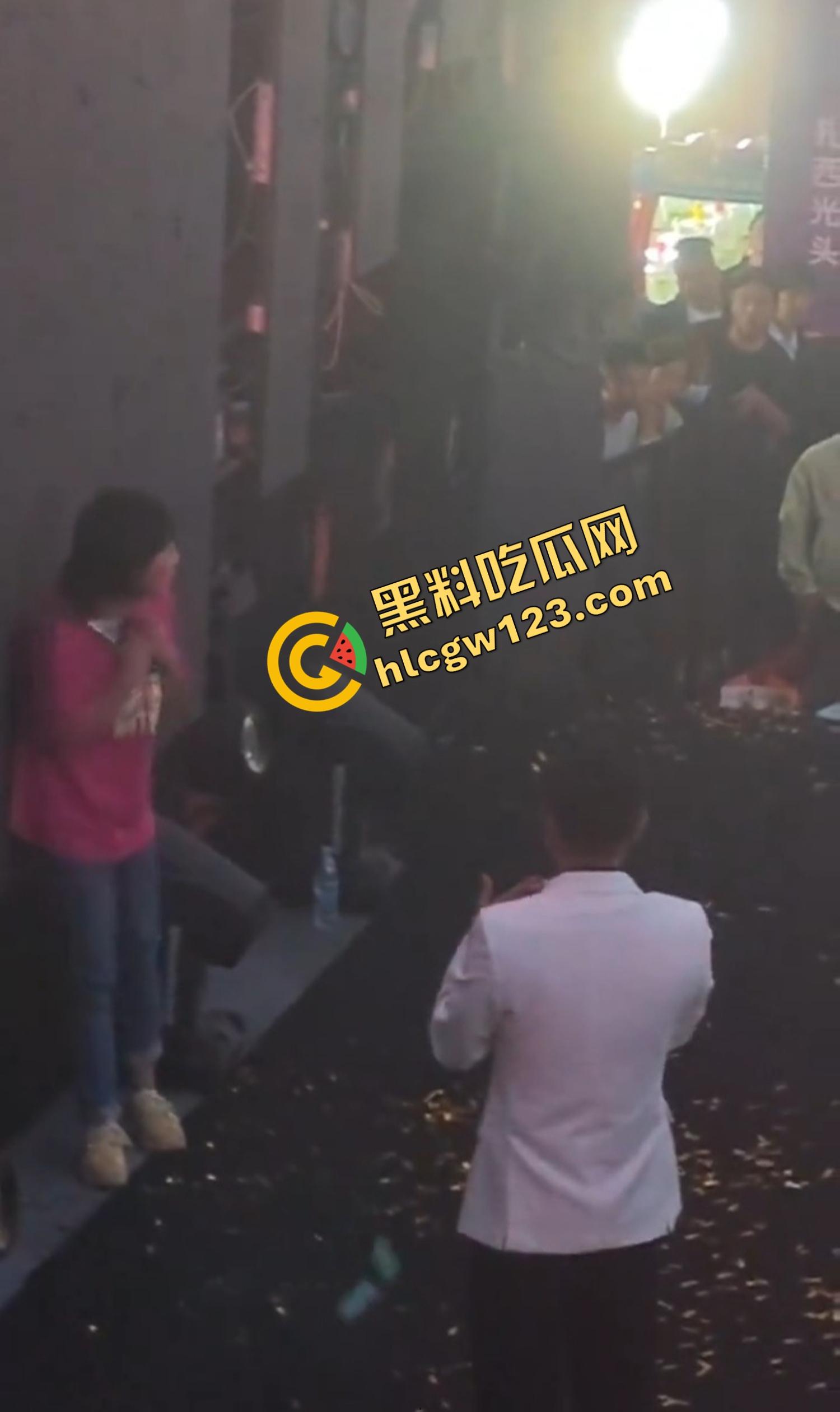 云南昆明网红活动一女子当场拿菜刀架脖子，围观上千人，全程直播，警察五人冲刺夺刀才救下！  第4张