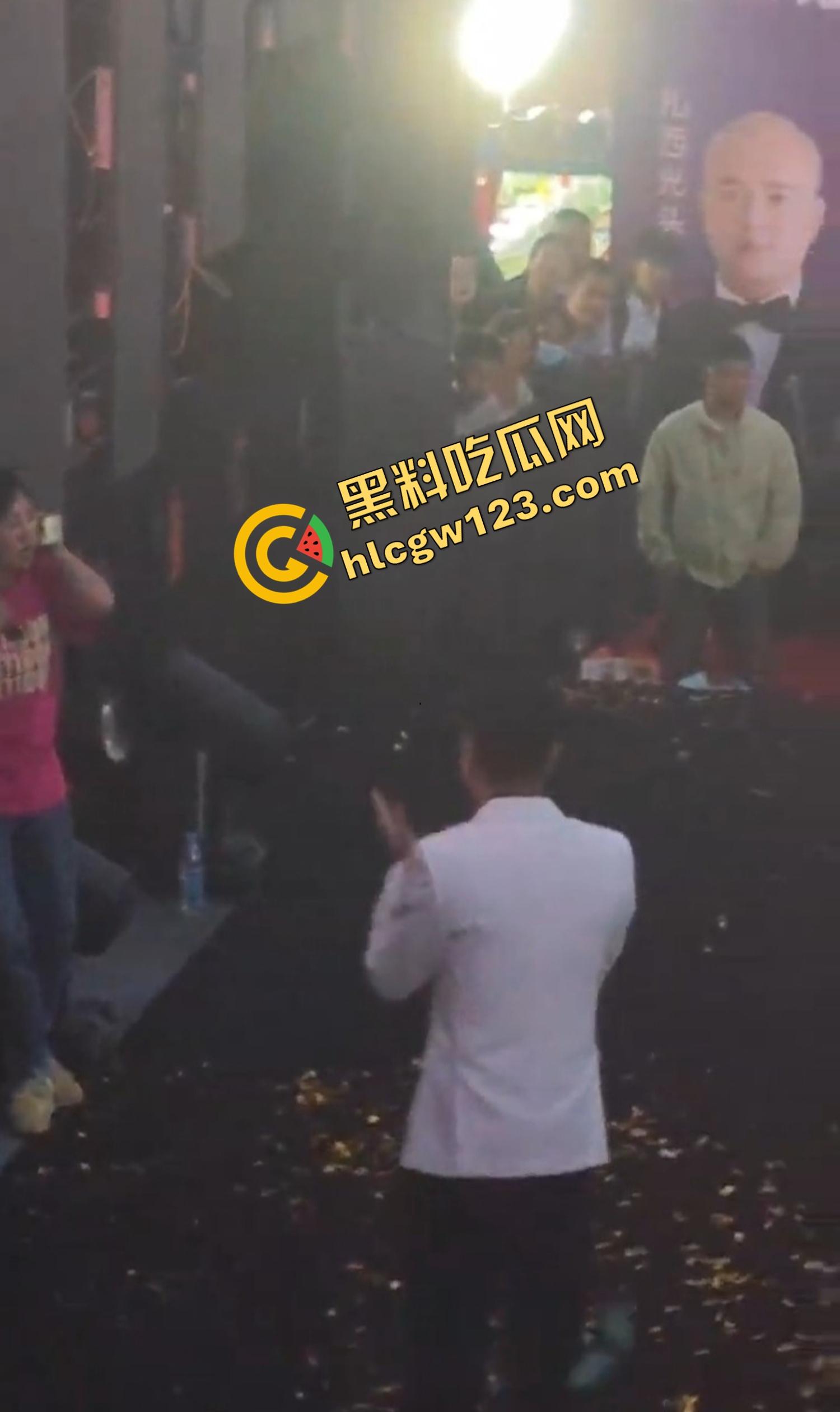 云南昆明网红活动一女子当场拿菜刀架脖子，围观上千人，全程直播，警察五人冲刺夺刀才救下！  第5张