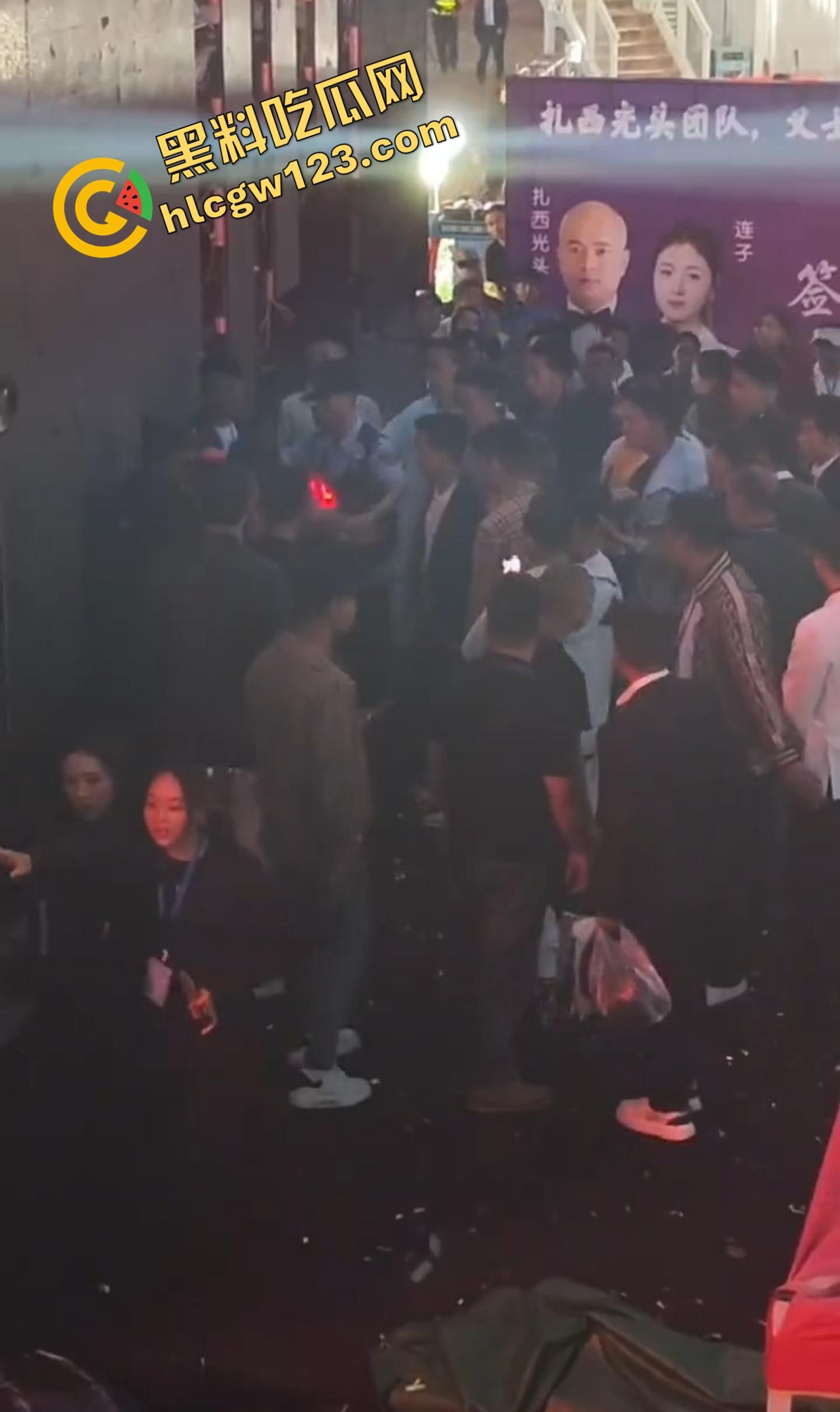 云南昆明网红活动一女子当场拿菜刀架脖子，围观上千人，全程直播，警察五人冲刺夺刀才救下！  第6张