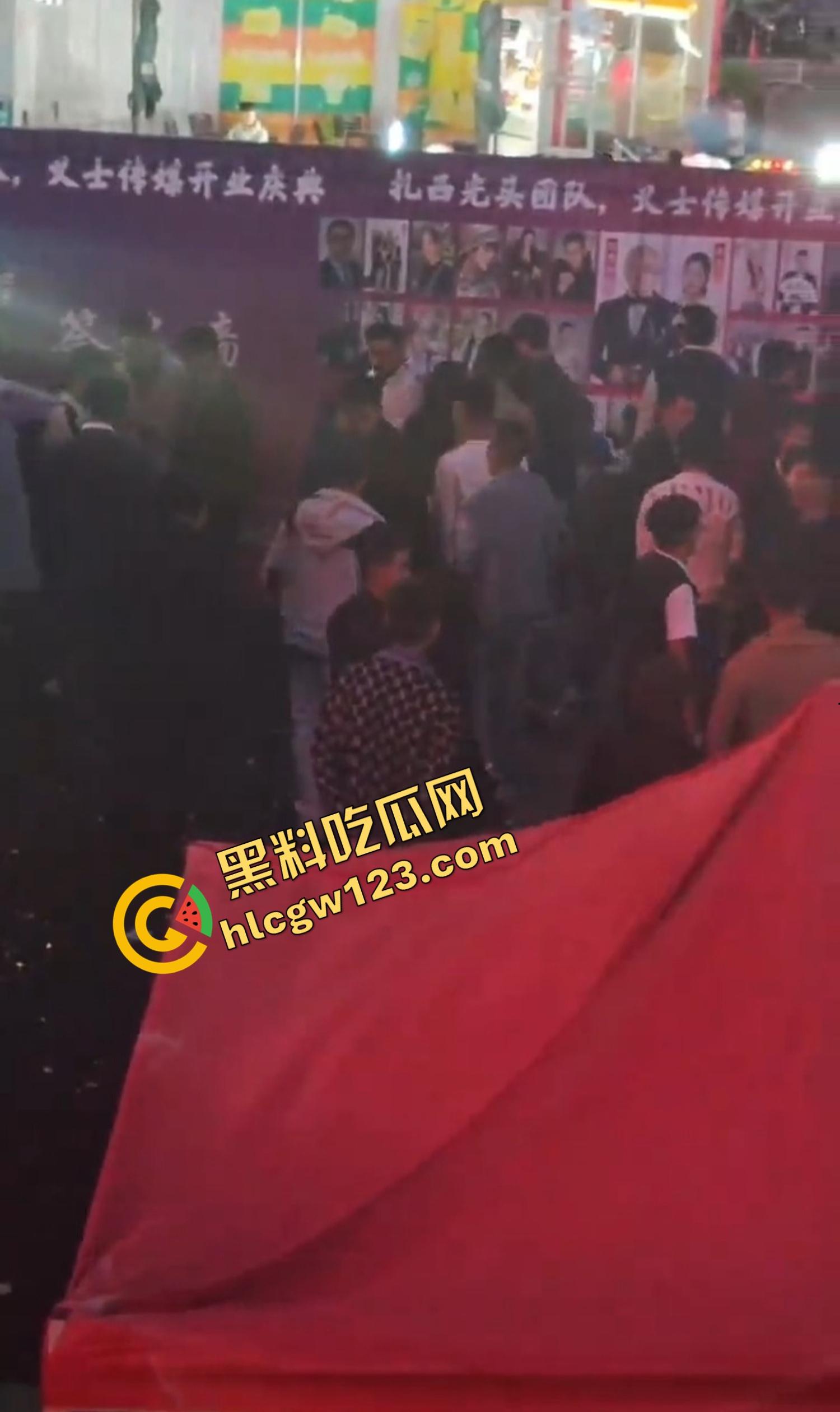 云南昆明网红活动一女子当场拿菜刀架脖子，围观上千人，全程直播，警察五人冲刺夺刀才救下！  第8张