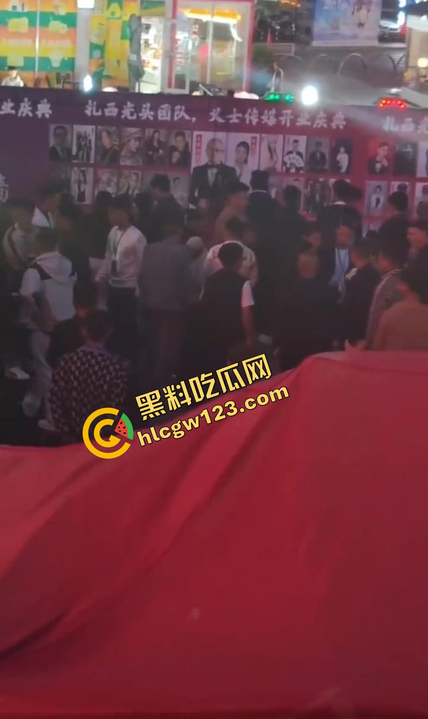 云南昆明网红活动一女子当场拿菜刀架脖子，围观上千人，全程直播，警察五人冲刺夺刀才救下！  第9张