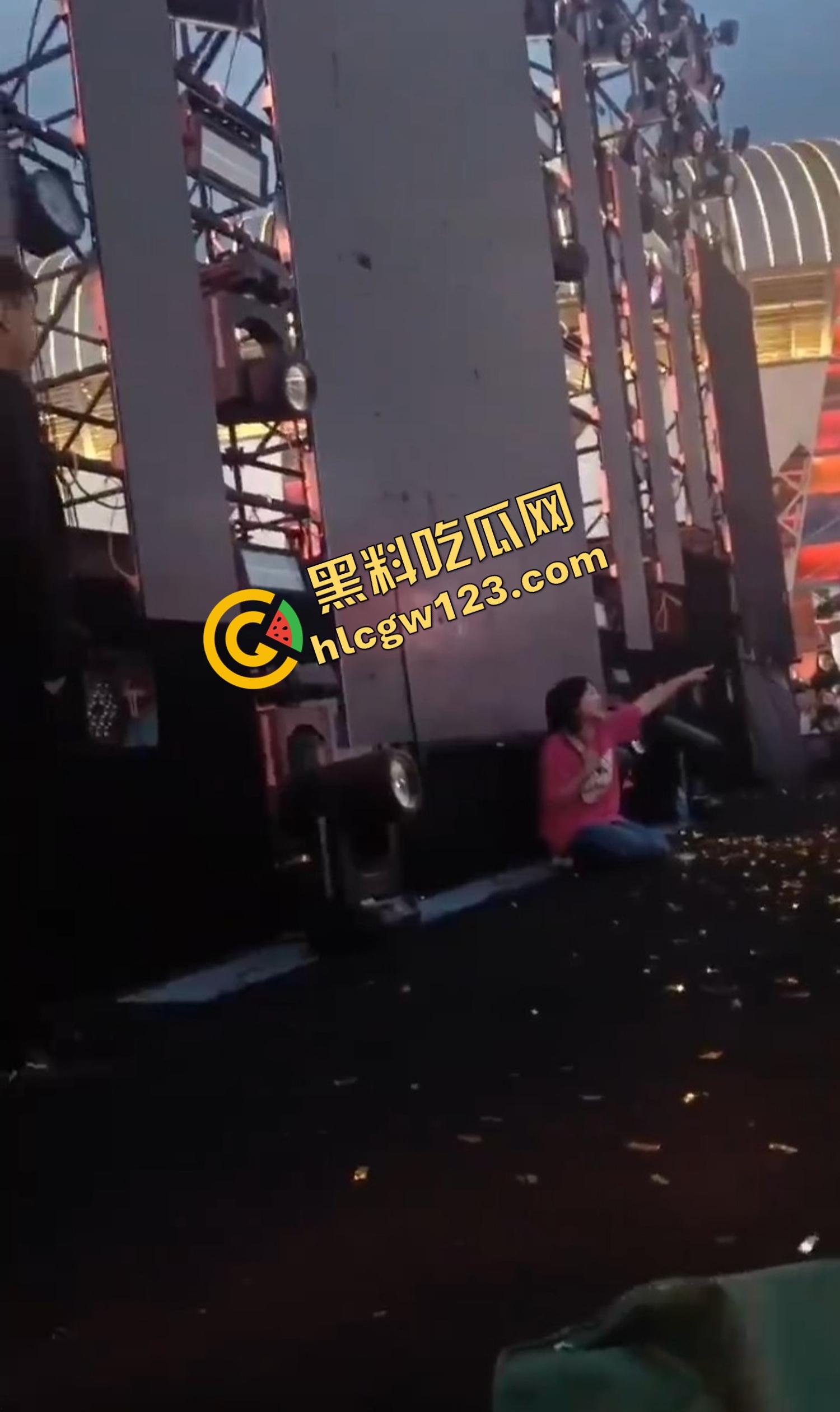 云南昆明网红活动一女子当场拿菜刀架脖子，围观上千人，全程直播，警察五人冲刺夺刀才救下！  第10张