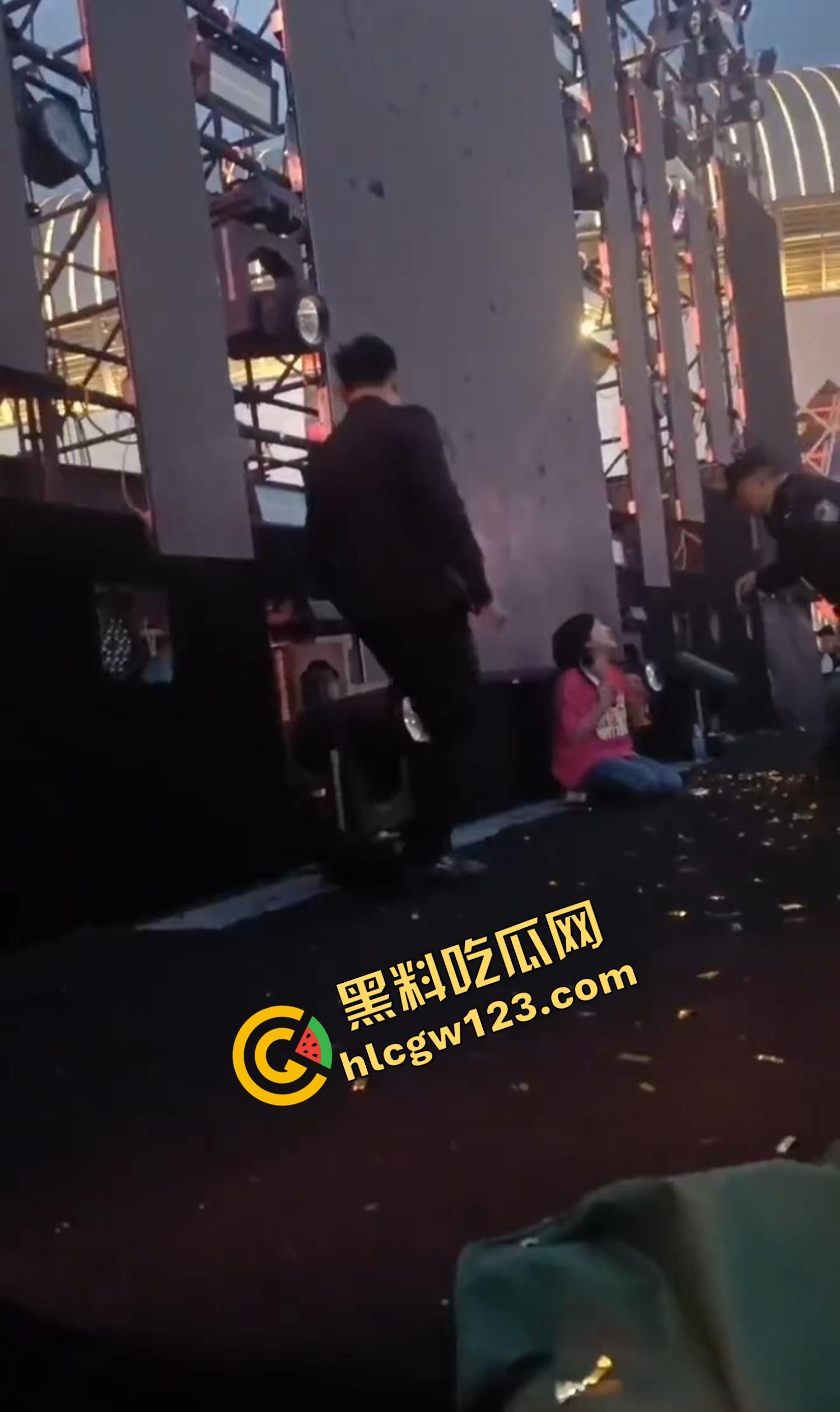 云南昆明网红活动一女子当场拿菜刀架脖子，围观上千人，全程直播，警察五人冲刺夺刀才救下！  第11张