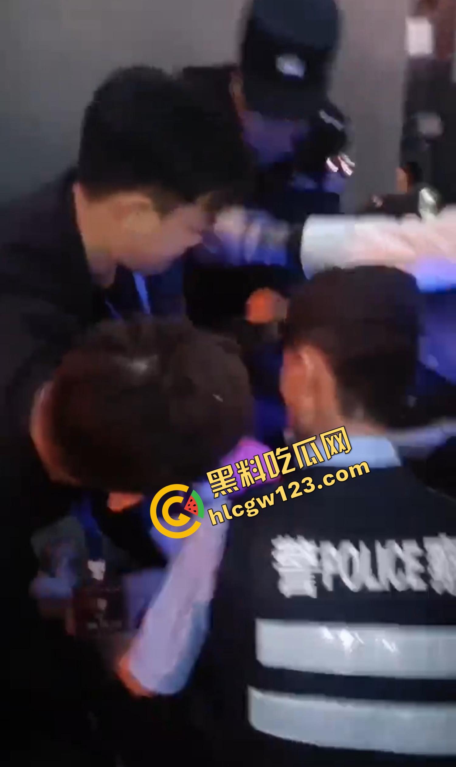 云南昆明网红活动一女子当场拿菜刀架脖子，围观上千人，全程直播，警察五人冲刺夺刀才救下！  第12张