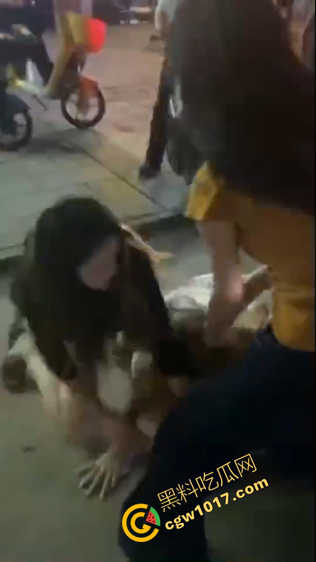惊心动魄！清纯小仙女街头被围殴！精神小妹狠辣无情，围观群众无动于衷，她们究竟为何如此疯狂？  第3张