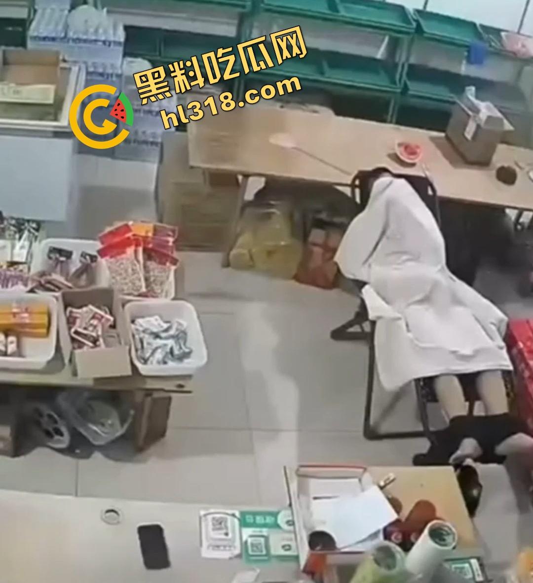 大白天门店打飞机被顾客撞见,店主骚到开着门撸管,顾客进门直接吓懵,这饥渴劲头是真服了! 第1张 大白天门店打飞机被顾客撞见,店主骚到开着门撸管,顾客进门直接吓懵,这饥渴劲头是真服了! 第1张