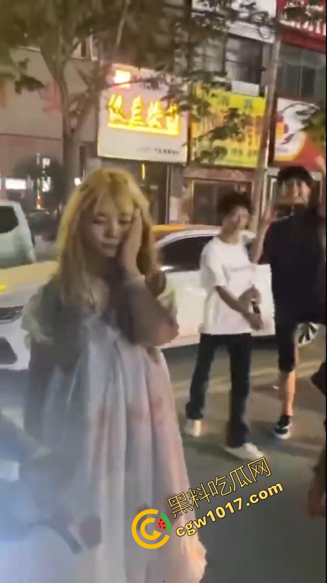 惊心动魄！清纯小仙女街头被围殴！精神小妹狠辣无情，围观群众无动于衷，她们究竟为何如此疯狂？  第5张