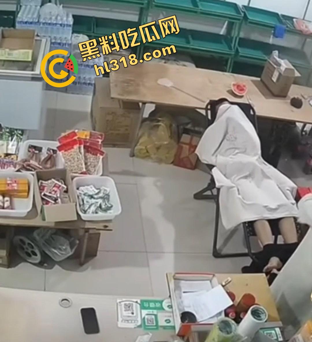 大白天门店打飞机被顾客撞见,店主骚到开着门撸管,顾客进门直接吓懵,这饥渴劲头是真服了! 第3张 大白天门店打飞机被顾客撞见,店主骚到开着门撸管,顾客进门直接吓懵,这饥渴劲头是真服了! 第3张