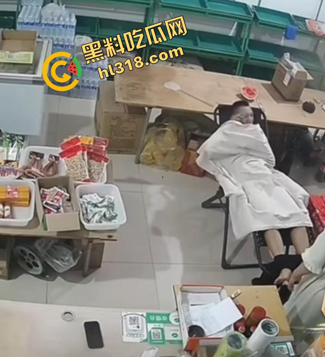 大白天门店打飞机被顾客撞见,店主骚到开着门撸管,顾客进门直接吓懵,这饥渴劲头是真服了! 第4张 大白天门店打飞机被顾客撞见,店主骚到开着门撸管,顾客进门直接吓懵,这饥渴劲头是真服了! 第4张