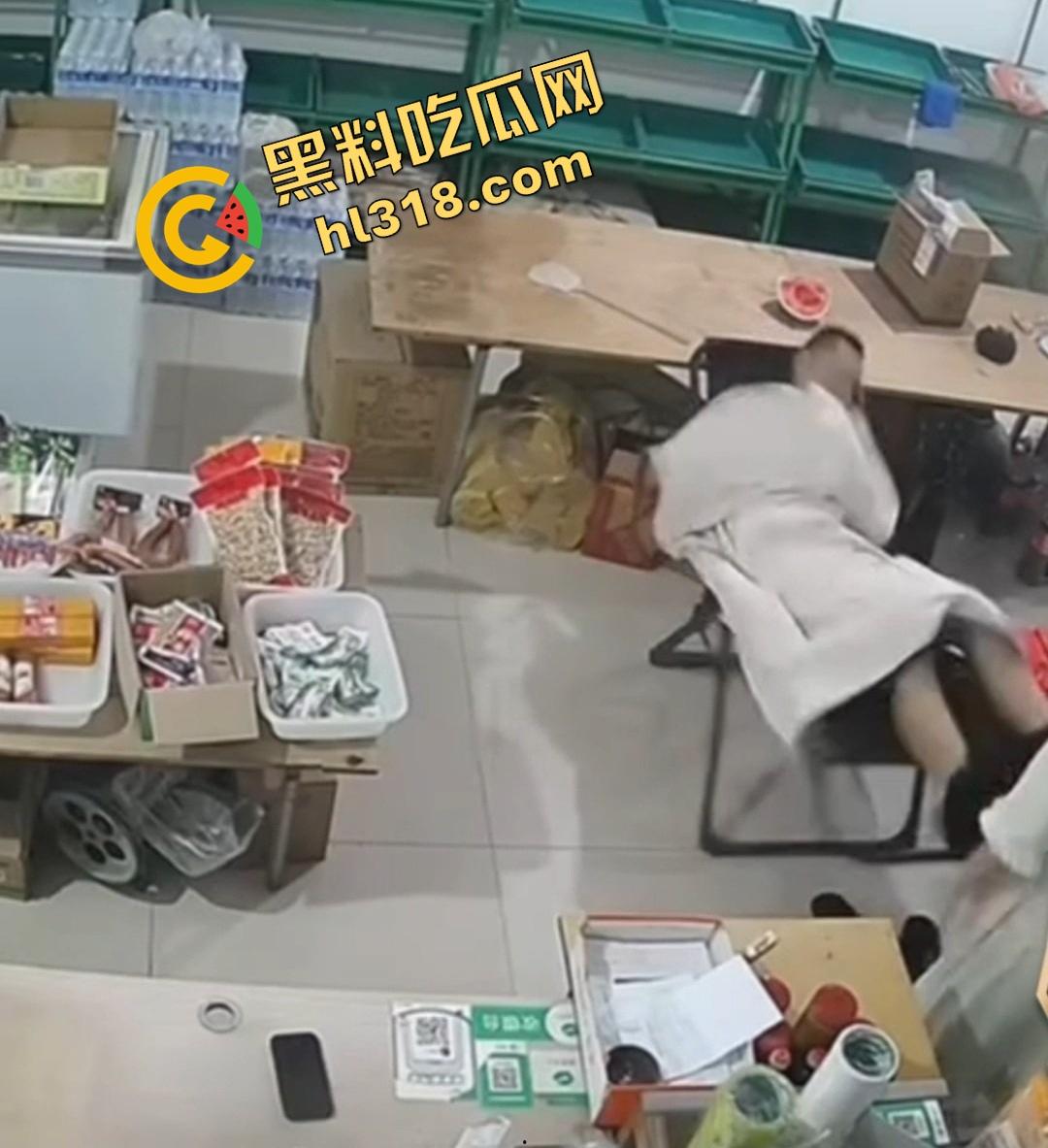 大白天门店打飞机被顾客撞见,店主骚到开着门撸管,顾客进门直接吓懵,这饥渴劲头是真服了! 第6张 大白天门店打飞机被顾客撞见,店主骚到开着门撸管,顾客进门直接吓懵,这饥渴劲头是真服了! 第6张