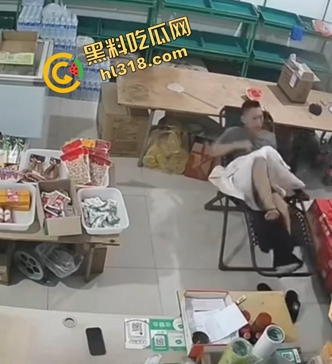 大白天门店打飞机被顾客撞见,店主骚到开着门撸管,顾客进门直接吓懵,这饥渴劲头是真服了! 第8张 大白天门店打飞机被顾客撞见,店主骚到开着门撸管,顾客进门直接吓懵,这饥渴劲头是真服了! 第8张