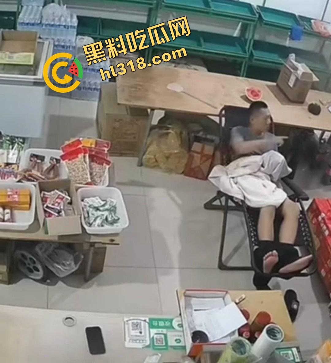 大白天门店打飞机被顾客撞见,店主骚到开着门撸管,顾客进门直接吓懵,这饥渴劲头是真服了! 第10张 大白天门店打飞机被顾客撞见,店主骚到开着门撸管,顾客进门直接吓懵,这饥渴劲头是真服了! 第10张