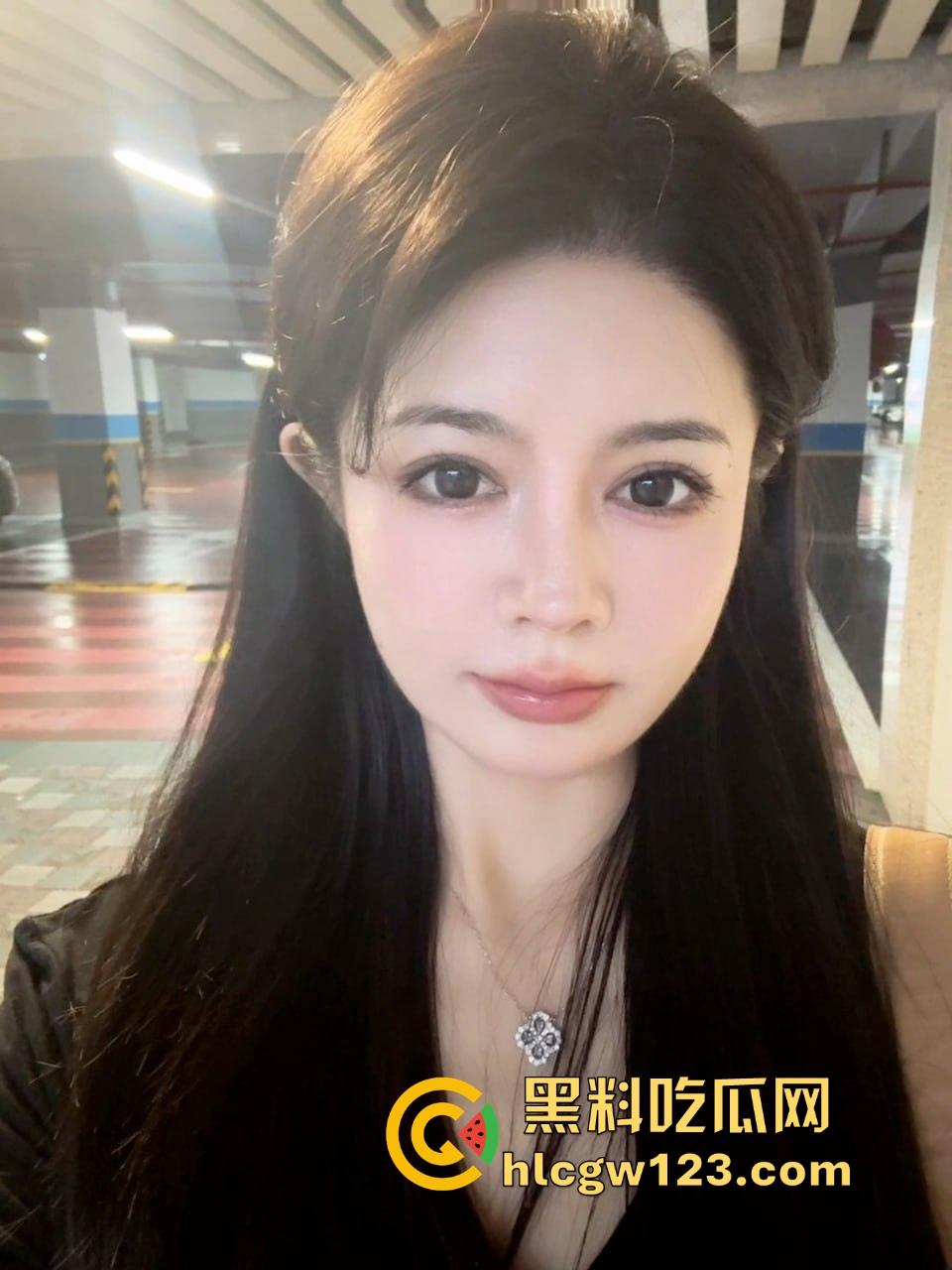 南京女秘书请假说去汇报方案，转身就跟金主爸爸开房，趴窗边奶子半露掀裙就开操，酒店落地窗上全是水！  第1张