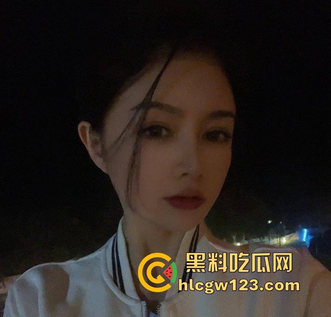 南京女秘书请假说去汇报方案，转身就跟金主爸爸开房，趴窗边奶子半露掀裙就开操，酒店落地窗上全是水！  第2张