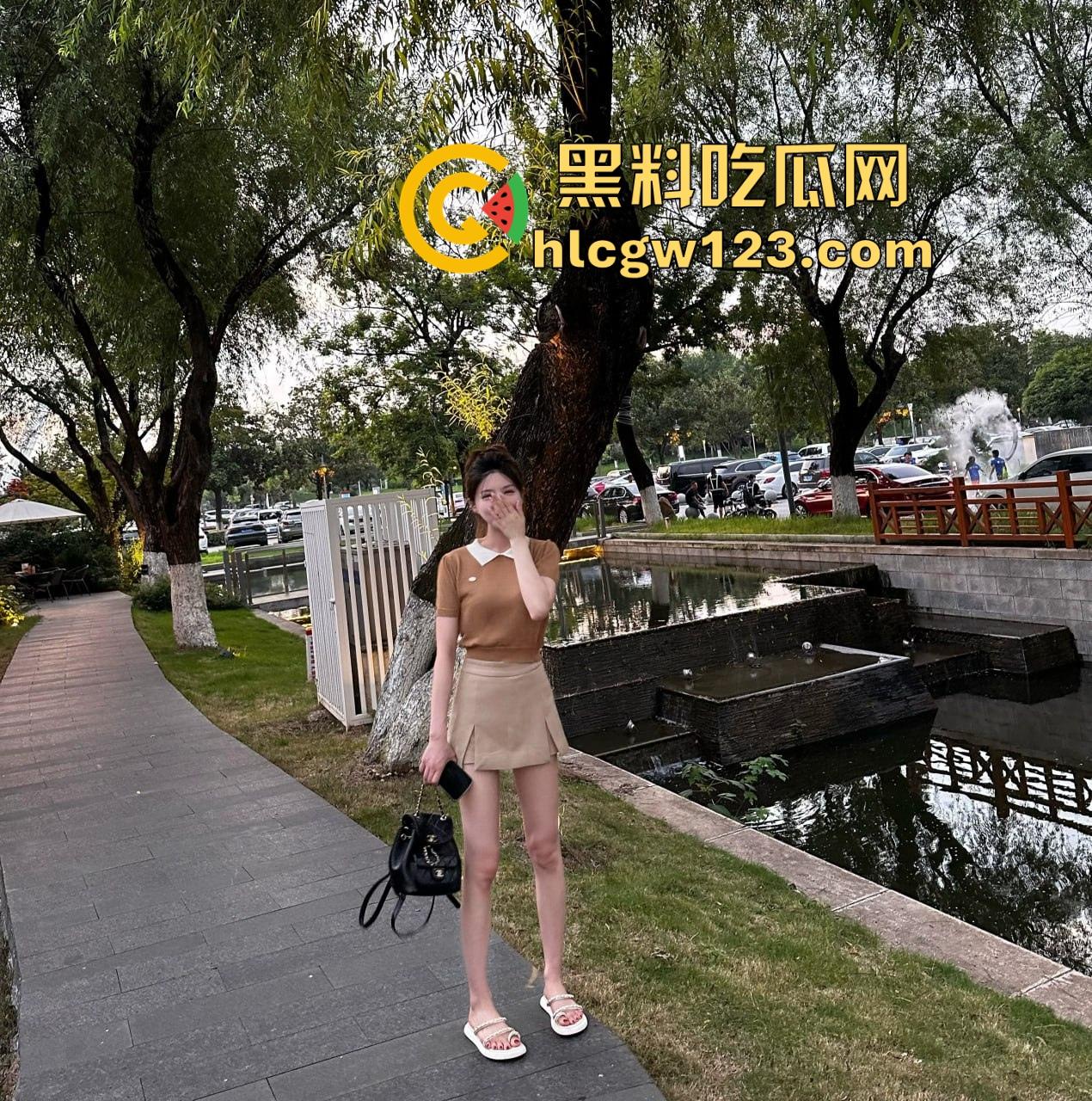 南京女秘书请假说去汇报方案，转身就跟金主爸爸开房，趴窗边奶子半露掀裙就开操，酒店落地窗上全是水！  第3张