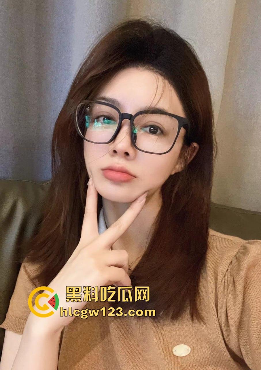 南京女秘书请假说去汇报方案，转身就跟金主爸爸开房，趴窗边奶子半露掀裙就开操，酒店落地窗上全是水！  第4张