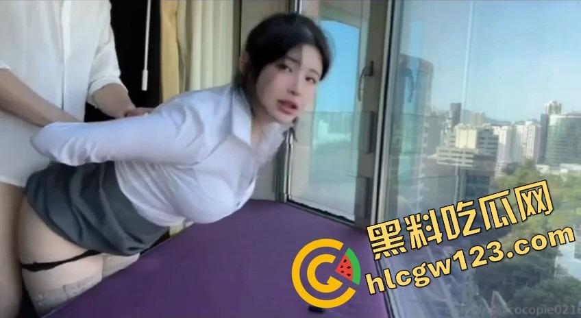 南京女秘书请假说去汇报方案，转身就跟金主爸爸开房，趴窗边奶子半露掀裙就开操，酒店落地窗上全是水！  第6张